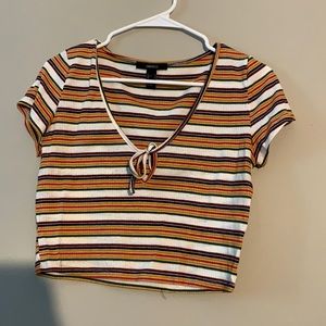Cropped striped shirt, key hole in the middle